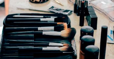 El mundo de la moda y la belleza no descansa y, junto al avance de las nuevas tecnologías, confabulan para seguir brindando alternativas, y así hacernos lucir y sentirnos bien. Hoy día existen técnicas avanzadas para prevenir las temibles arrugas, trucos de maquillaje y hasta los mejores consejos para tener uñas hermosas, siendo algunos de los temas que vamos a tratar a continuación. El lápiz anti-imperfecciones Uno de los tratamientos más novedosos y que ha revolucionado el sector de la estética es el Dermapen facial, el cual también se conoce como el “lápiz anti-imperfecciones”. Se trata de un instrumento de bioestimulación transdérmica que fortalece y mejora la piel visiblemente. Es un estimulador del crecimiento de la elastina y el colágeno, componentes responsables de retrasar los signos del envejecimiento, por lo que someterse a este tratamiento significa que contarás con una piel rejuvenecida e hidratada. Esta terapia de inducción de colágeno se imparte en Madrid, en el distrito del Retiro, y se lleva a cabo a través del empleo de un equipo eléctrico que contiene microagujas, las cuales son dirigidas con la micropunción controlada. Los beneficios de esta técnica de belleza incluyen la renovación completa del rostro, atenuación de arrugas, líneas de expresión, manchas en la piel, marcas de acné, estrías e incluso cicatrices, bien se trate del rostro o de cualquier otra parte del cuerpo. Es importante destacar que éste es un tratamiento no invasivo, es decir, no es una cirugía y no presenta ningún tipo de efecto secundario. Los resultados son progresivos, pero también dependerán de factores específicos. Cada sesión suele durar entre 30 y 60 minutos. Complementa tus tratamientos de belleza con productos de alta cosmética Ningún tratamiento de belleza podrá mantener sus efectos a largo plazo si no se complementan con la aplicación de productos de alta cosmética de manera rutinaria. Invertir en éstos jamás será un derroche, ya que se trata de tu propio bienestar. Cremas faciales antiedad, sérums, ácido hialurónico, antioxidantes, contornos de ojos, cremas hidratantes de día y de noche, tónicos y limpiadores, son algunos de los productos que no pueden faltar en tu kit de belleza, sobre todo si ya tienes más de 30 años. Aunque los expertos señalan que el cuidado de la piel debe ser preventivo a temprana edad para evitar daños irreversibles posteriores. Aprende a maquillarte y a cuidar tu piel Y es imperdonable hablar de belleza y no hacer mención a las virtudes de contar con un buen maquillaje. Todas sabemos que ésta es una de nuestras principales armas para vernos bien, disimular algunos defectos y resaltar las mejores cualidades del rostro. Pero poco podríamos lograr si no dominamos las técnicas, que de paso han cambiado mucho durante los últimos años. Por tal motivo nunca será tarde para hacer un curso de automaquillaje en Alcalá de Henares de Jessica Freites, que es una magnífica profesional que destaca en el sector y ofrece este tipo de servicios a domicilio. Podrás aprender a maquillarte tú misma, desde tu propia casa e incluso el curso puede convertirse en la excusa perfecta para pasar un agradable y productivo rato con tus mejores amigas, ya que las clases son presenciales y se imparten para una o más personas. Estos cursos están pensados para quienes no tienen las habilidades de realizar un maquillaje y los resultados que conseguirás al culminar estarán a la altura de un profesional. Las uñas de gel no pasan de moda Las manos dicen mucho de la personalidad de una mujer, tenerlas bien cuidadas y con uñas esmaltadas es sinónimo de delicadeza y clase. Las uñas de gel no pasan de moda, ya que son catalogadas como prótesis que se utilizan para crear y moldear la misma forma de una uña natural. El gel acrílico es el responsable de adherirse a la uña natural. Su aplicación es sencilla y es una excelente opción para lucir unas manos bonitas. En cuanto a estilos, la imaginación y el arte no tienen límites. El largo de la uña, la forma y colores, dependerá de tus propios gustos. Una de las mejores ventajas es que una vez que las tengas colocadas, tienen una duración aproximada de 2 meses y puedes modificarlas cada vez que lo desees. No obstante, los estilistas recomiendan que, dependiendo del tipo de uñas, es conveniente hacerles un mantenimiento cada dos o tres semanas para realizar retoques o cualquier otro tipo de arreglo.