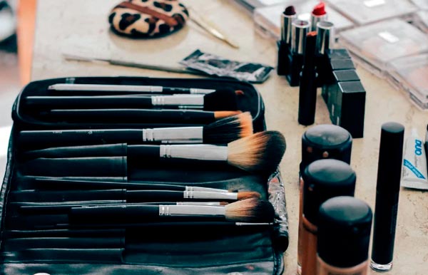 El mundo de la moda y la belleza no descansa y, junto al avance de las nuevas tecnologías, confabulan para seguir brindando alternativas, y así hacernos lucir y sentirnos bien. Hoy día existen técnicas avanzadas para prevenir las temibles arrugas, trucos de maquillaje y hasta los mejores consejos para tener uñas hermosas, siendo algunos de los temas que vamos a tratar a continuación. El lápiz anti-imperfecciones Uno de los tratamientos más novedosos y que ha revolucionado el sector de la estética es el Dermapen facial, el cual también se conoce como el “lápiz anti-imperfecciones”. Se trata de un instrumento de bioestimulación transdérmica que fortalece y mejora la piel visiblemente. Es un estimulador del crecimiento de la elastina y el colágeno, componentes responsables de retrasar los signos del envejecimiento, por lo que someterse a este tratamiento significa que contarás con una piel rejuvenecida e hidratada. Esta terapia de inducción de colágeno se imparte en Madrid, en el distrito del Retiro, y se lleva a cabo a través del empleo de un equipo eléctrico que contiene microagujas, las cuales son dirigidas con la micropunción controlada. Los beneficios de esta técnica de belleza incluyen la renovación completa del rostro, atenuación de arrugas, líneas de expresión, manchas en la piel, marcas de acné, estrías e incluso cicatrices, bien se trate del rostro o de cualquier otra parte del cuerpo. Es importante destacar que éste es un tratamiento no invasivo, es decir, no es una cirugía y no presenta ningún tipo de efecto secundario. Los resultados son progresivos, pero también dependerán de factores específicos. Cada sesión suele durar entre 30 y 60 minutos. Complementa tus tratamientos de belleza con productos de alta cosmética Ningún tratamiento de belleza podrá mantener sus efectos a largo plazo si no se complementan con la aplicación de productos de alta cosmética de manera rutinaria. Invertir en éstos jamás será un derroche, ya que se trata de tu propio bienestar. Cremas faciales antiedad, sérums, ácido hialurónico, antioxidantes, contornos de ojos, cremas hidratantes de día y de noche, tónicos y limpiadores, son algunos de los productos que no pueden faltar en tu kit de belleza, sobre todo si ya tienes más de 30 años. Aunque los expertos señalan que el cuidado de la piel debe ser preventivo a temprana edad para evitar daños irreversibles posteriores. Aprende a maquillarte y a cuidar tu piel Y es imperdonable hablar de belleza y no hacer mención a las virtudes de contar con un buen maquillaje. Todas sabemos que ésta es una de nuestras principales armas para vernos bien, disimular algunos defectos y resaltar las mejores cualidades del rostro. Pero poco podríamos lograr si no dominamos las técnicas, que de paso han cambiado mucho durante los últimos años. Por tal motivo nunca será tarde para hacer un curso de automaquillaje en Alcalá de Henares de Jessica Freites, que es una magnífica profesional que destaca en el sector y ofrece este tipo de servicios a domicilio. Podrás aprender a maquillarte tú misma, desde tu propia casa e incluso el curso puede convertirse en la excusa perfecta para pasar un agradable y productivo rato con tus mejores amigas, ya que las clases son presenciales y se imparten para una o más personas. Estos cursos están pensados para quienes no tienen las habilidades de realizar un maquillaje y los resultados que conseguirás al culminar estarán a la altura de un profesional. Las uñas de gel no pasan de moda Las manos dicen mucho de la personalidad de una mujer, tenerlas bien cuidadas y con uñas esmaltadas es sinónimo de delicadeza y clase. Las uñas de gel no pasan de moda, ya que son catalogadas como prótesis que se utilizan para crear y moldear la misma forma de una uña natural. El gel acrílico es el responsable de adherirse a la uña natural. Su aplicación es sencilla y es una excelente opción para lucir unas manos bonitas. En cuanto a estilos, la imaginación y el arte no tienen límites. El largo de la uña, la forma y colores, dependerá de tus propios gustos. Una de las mejores ventajas es que una vez que las tengas colocadas, tienen una duración aproximada de 2 meses y puedes modificarlas cada vez que lo desees. No obstante, los estilistas recomiendan que, dependiendo del tipo de uñas, es conveniente hacerles un mantenimiento cada dos o tres semanas para realizar retoques o cualquier otro tipo de arreglo.