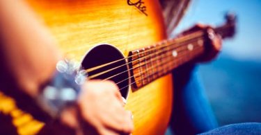 tocar la guitarra